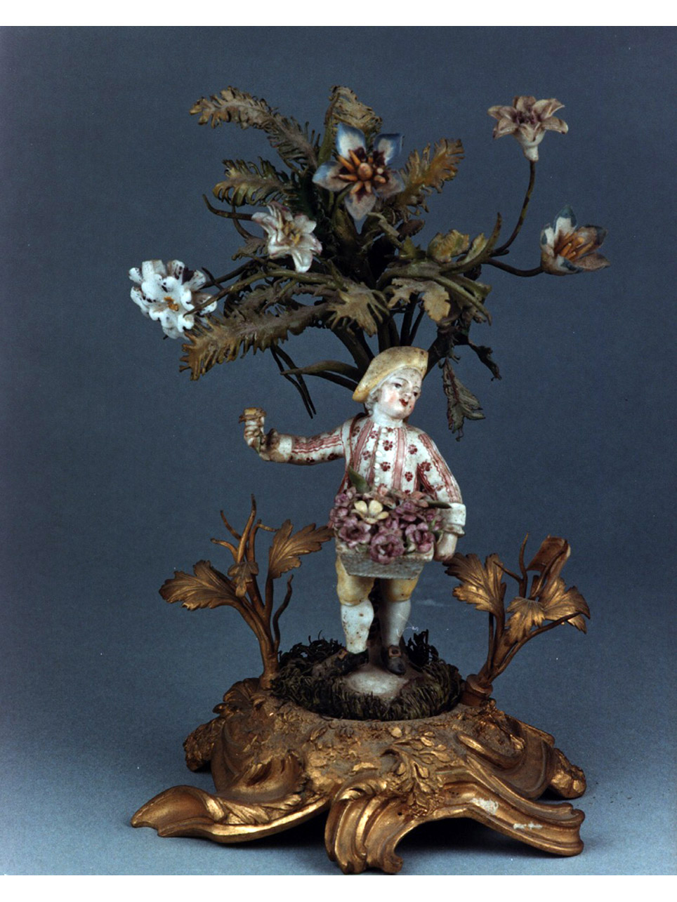 bambino giardiniere con cesto di fiori (statuetta) di Kaendler Johann Joachim - manifattura di Meissen (metà sec. XVIII)