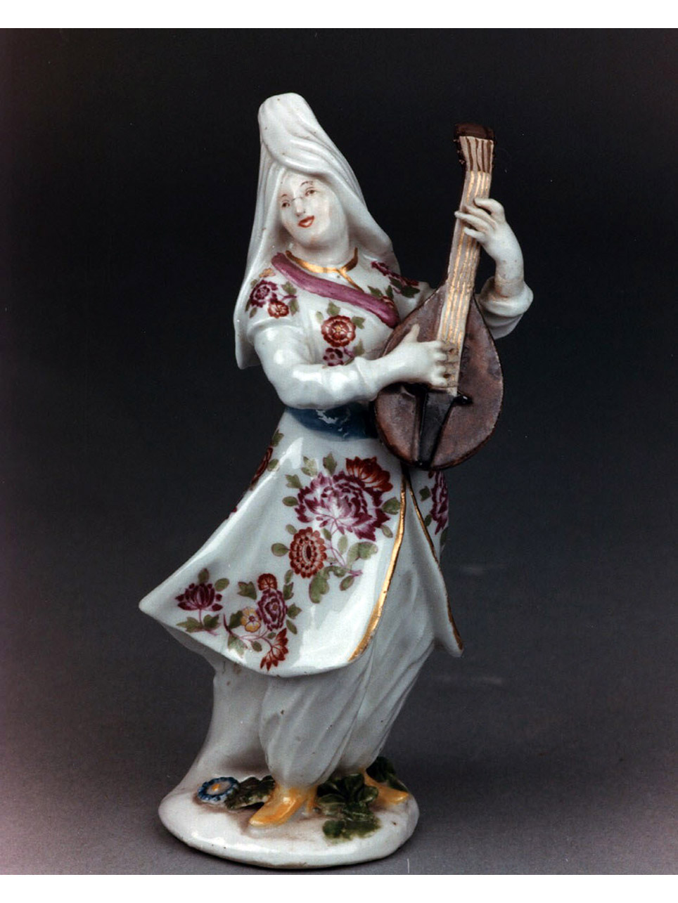 donna turca in abiti orientali che suona la mandola (statuetta) di Kaendler Johann Joachim - manifattura di Meissen (sec. XVIII)