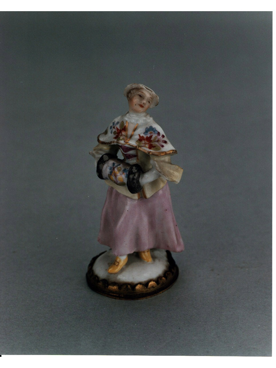 donna con manicotto (statuetta) di Reinicke Peter, Kaendler Johann Joachim (sec. XVIII)