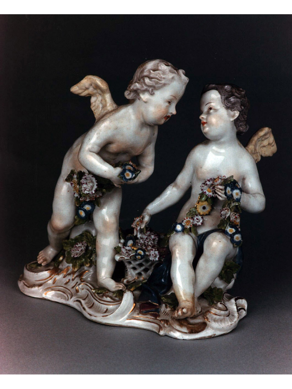 la primavera, putti con festoni di fiori/ motivo decorativo a volute vegetali (scultura miniaturistica) di Meyer Friedrich Elias (terzo quarto sec. XVIII)