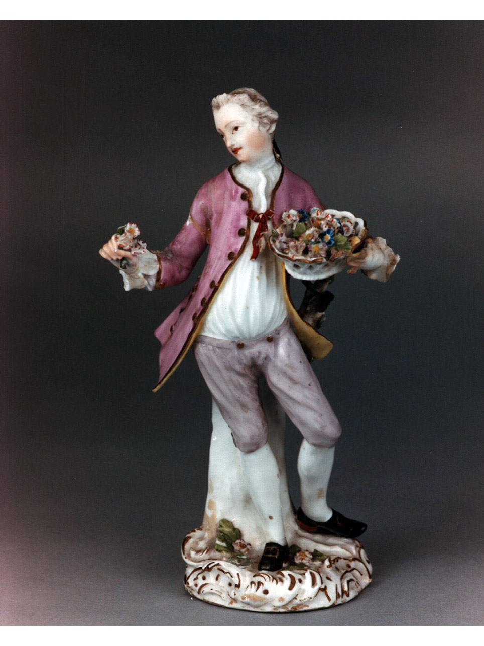 figura maschile con cesta di fiori (statuetta) di Kaendler Johann Joachim (sec. XVIII)