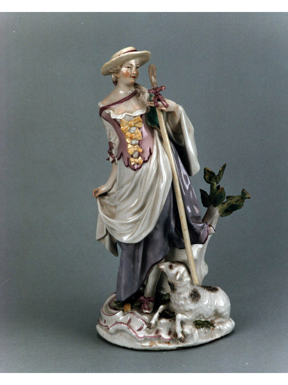 figura femminile con agnellino (statuetta) di Kaendler Johann Joachim (sec. XVIII)