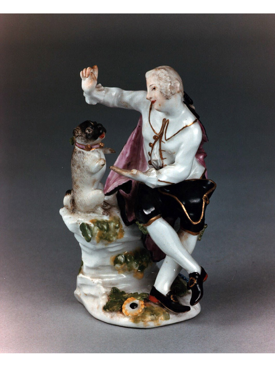 figura maschile con tricorno e cane (statuetta) di Ehder Johann Gottlieb (sec. XVIII)
