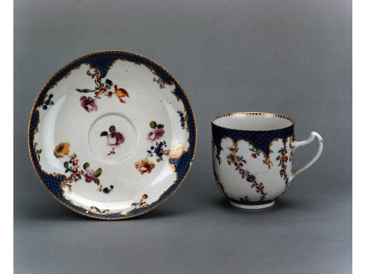 motivi decorativi floreali (piattino, elemento d'insieme) - manifattura di Meissen (sec. XVIII)