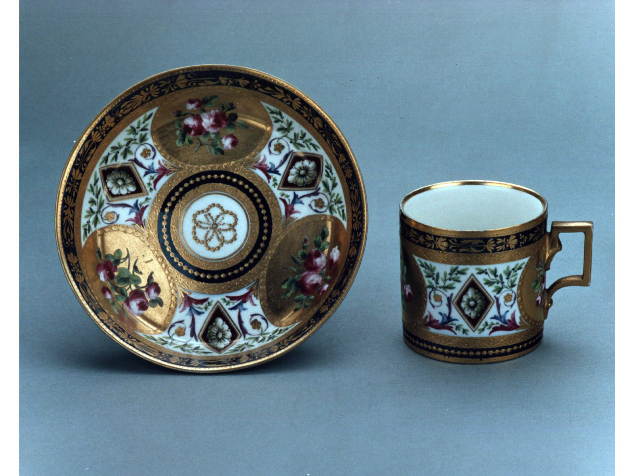 motivi decorativi floreali (tazza) - manifattura viennese (sec. XVIII)