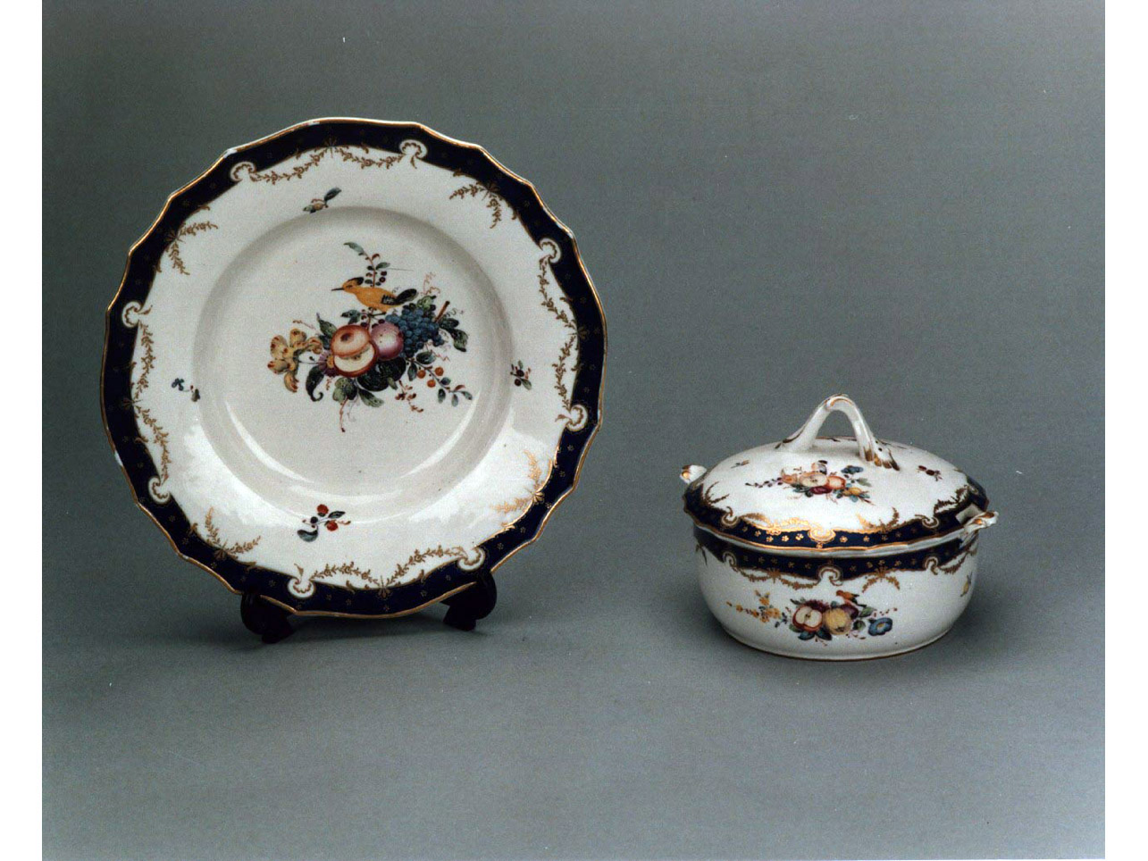 motivi decorativi floreali (tazza puerperale) - manifattura di Meissen (sec. XVIII)