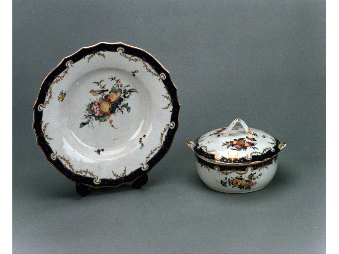 motivi decorativi vegetali e animali (tazza puerperale) - manifattura di Meissen (sec. XVIII)