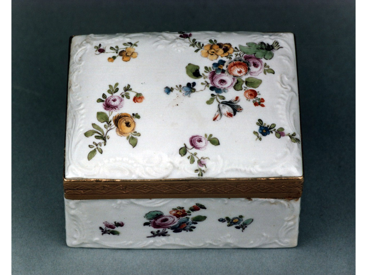 motivi decorativi floreali (tabacchiera) - manifattura di Meissen (sec. XVIII)