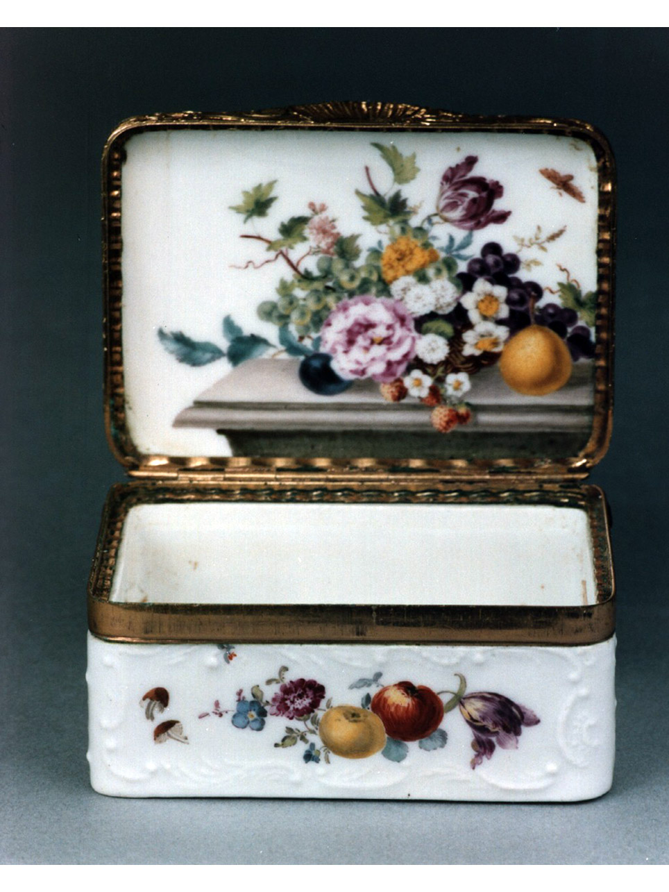 motivi decorativi floreali (tabacchiera) - manifattura di Meissen, manifattura di Meissen (sec. XVIII)