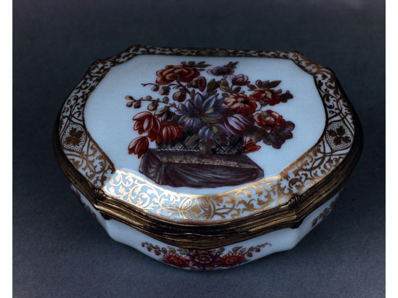 motivi decorativi floreali (tabacchiera) - manifattura Du Paquier (sec. XVIII)