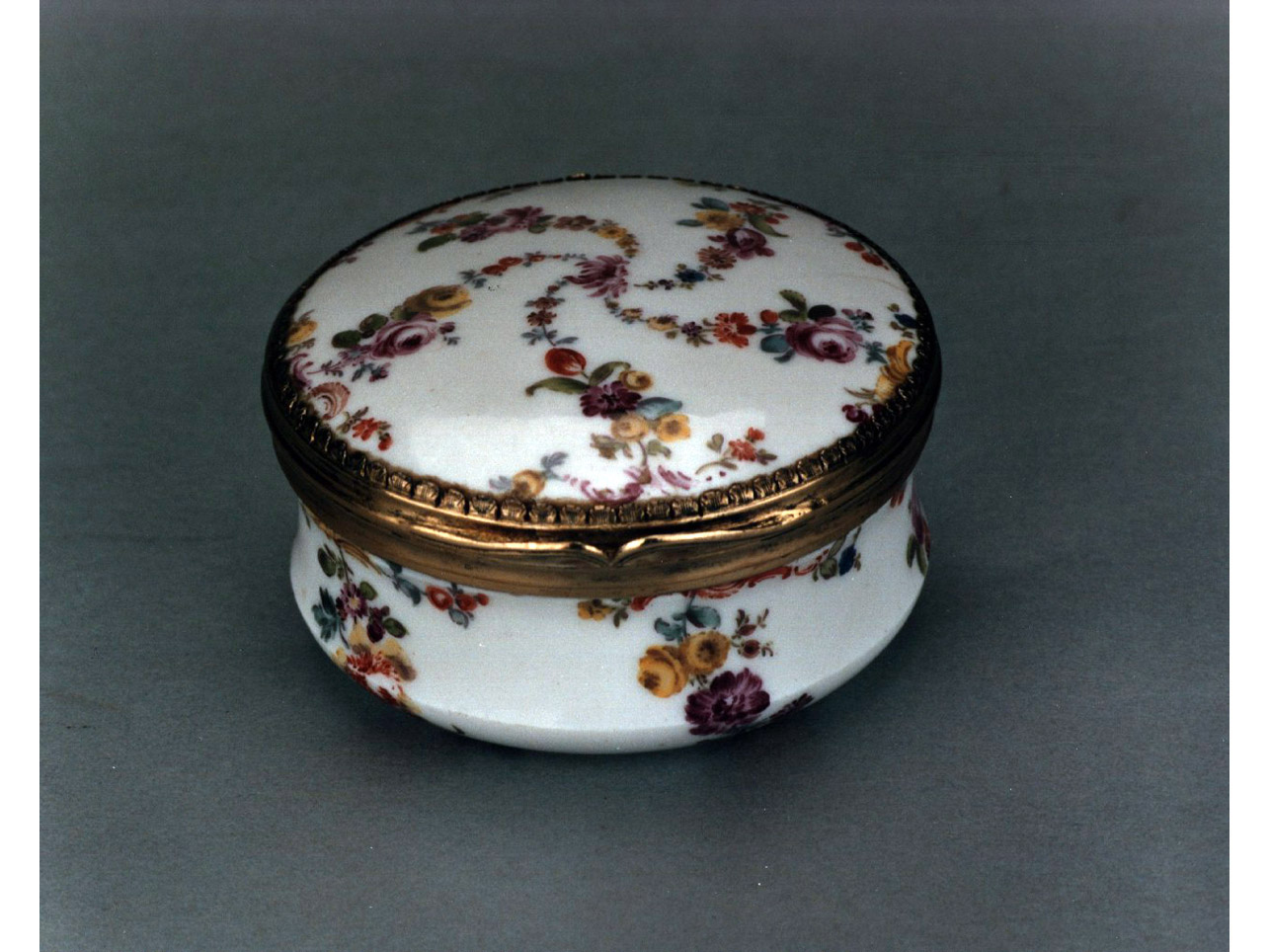 motivi decorativi floreali (tabacchiera) - manifattura di Meissen (sec. XVIII)