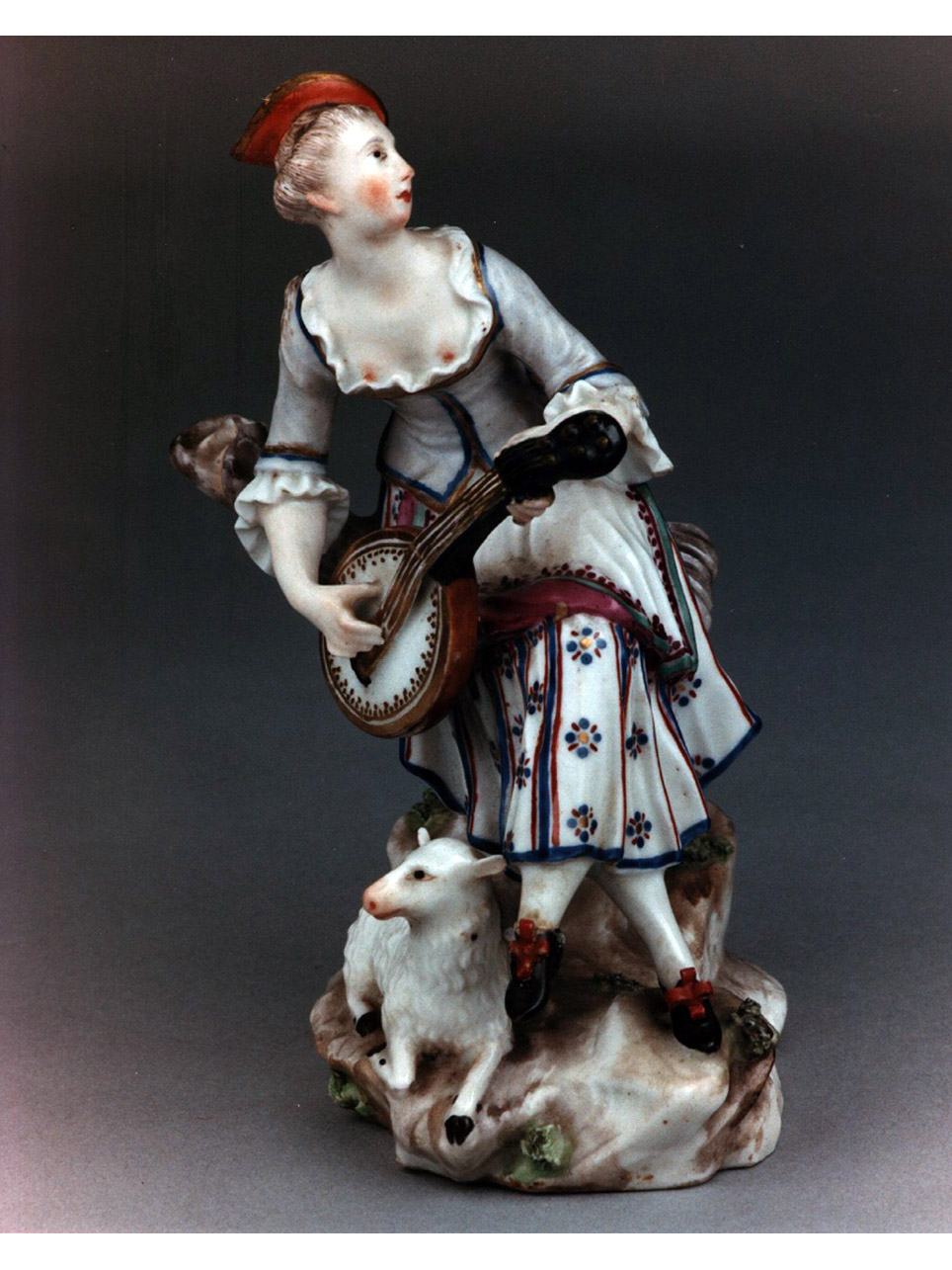 figura femminile che suona la ghironda (statuetta) - manifattura di Ludwigsburg (fine/inizio secc. XVIII/ XIX)