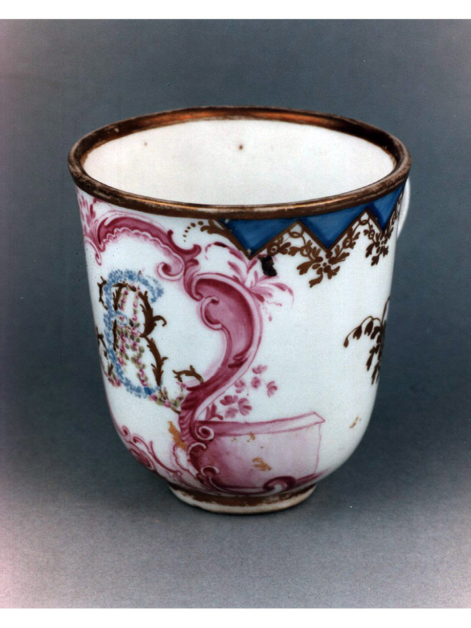 motivi decorativi geometrici e vegetali (tazza) - manifattura di Nymphenburg (fine/inizio secc. XVIII/ XIX)