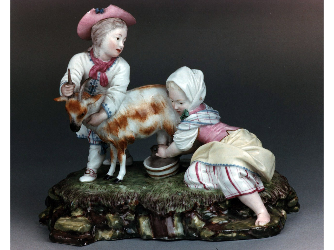 giovani pastori che mungono una capra (scultura miniaturistica) - manifattura di Hoechst (sec. XVIII)