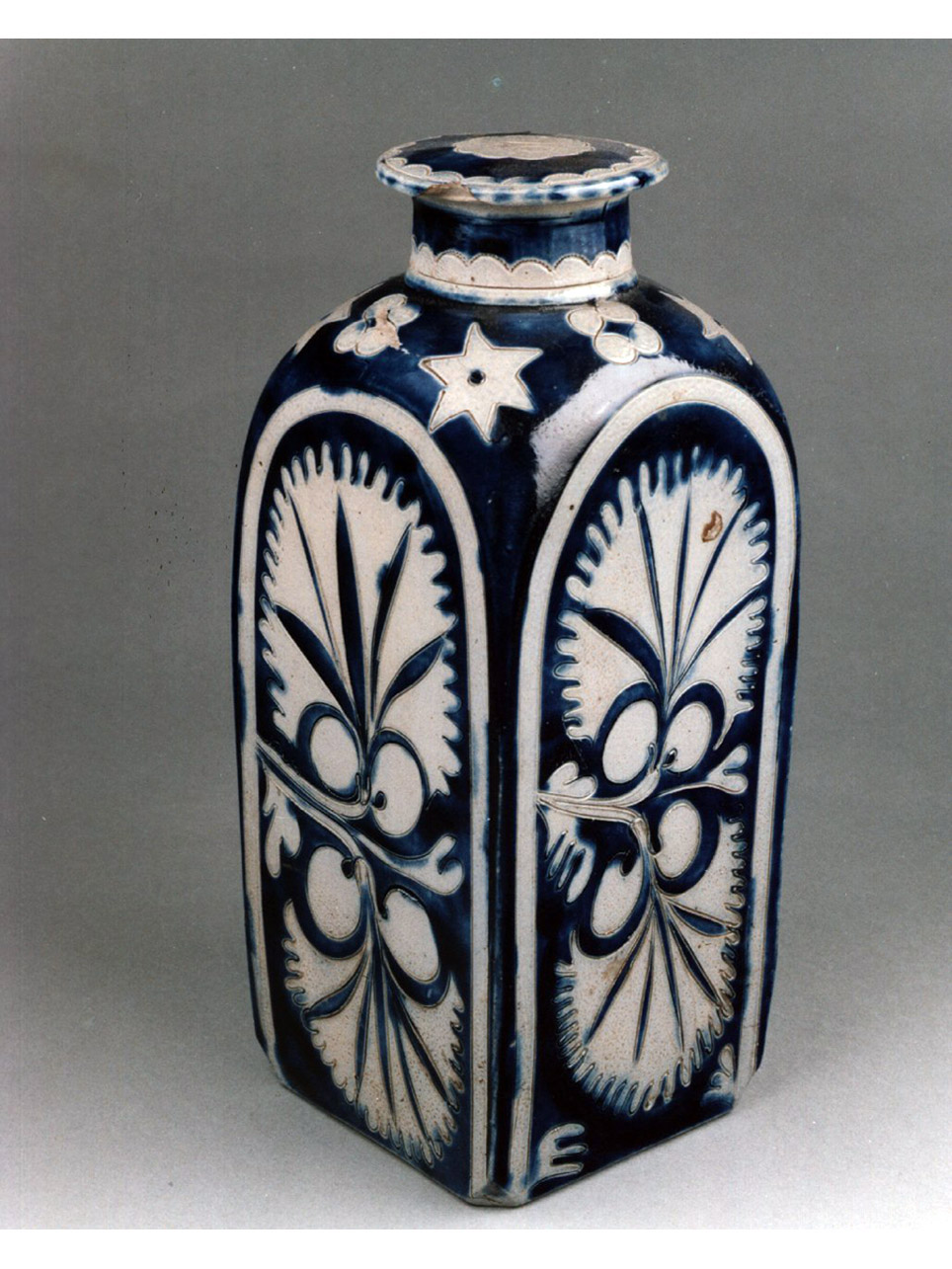 motivi decorativi floreali (vaso) - manifattura di Westerwald (sec. XVII)