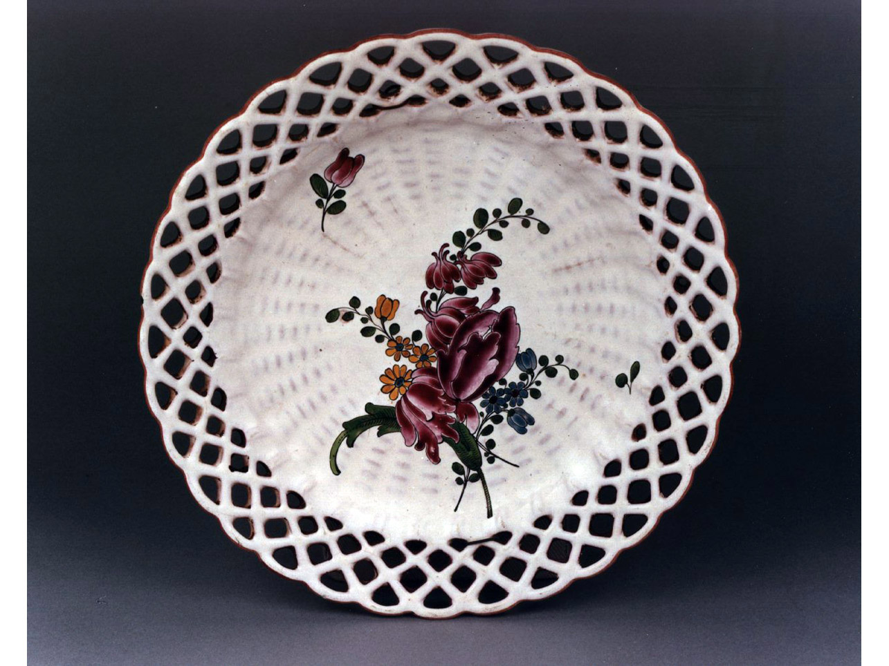 motivi decorativi floreali (piatto) - manifattura di Strasburgo (sec. XVIII)