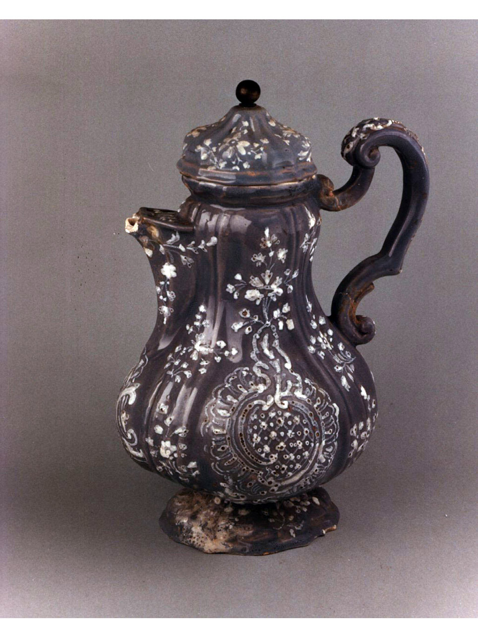 motivi decorativi floreali (caffettiera) - manifattura francese (sec. XVIII)