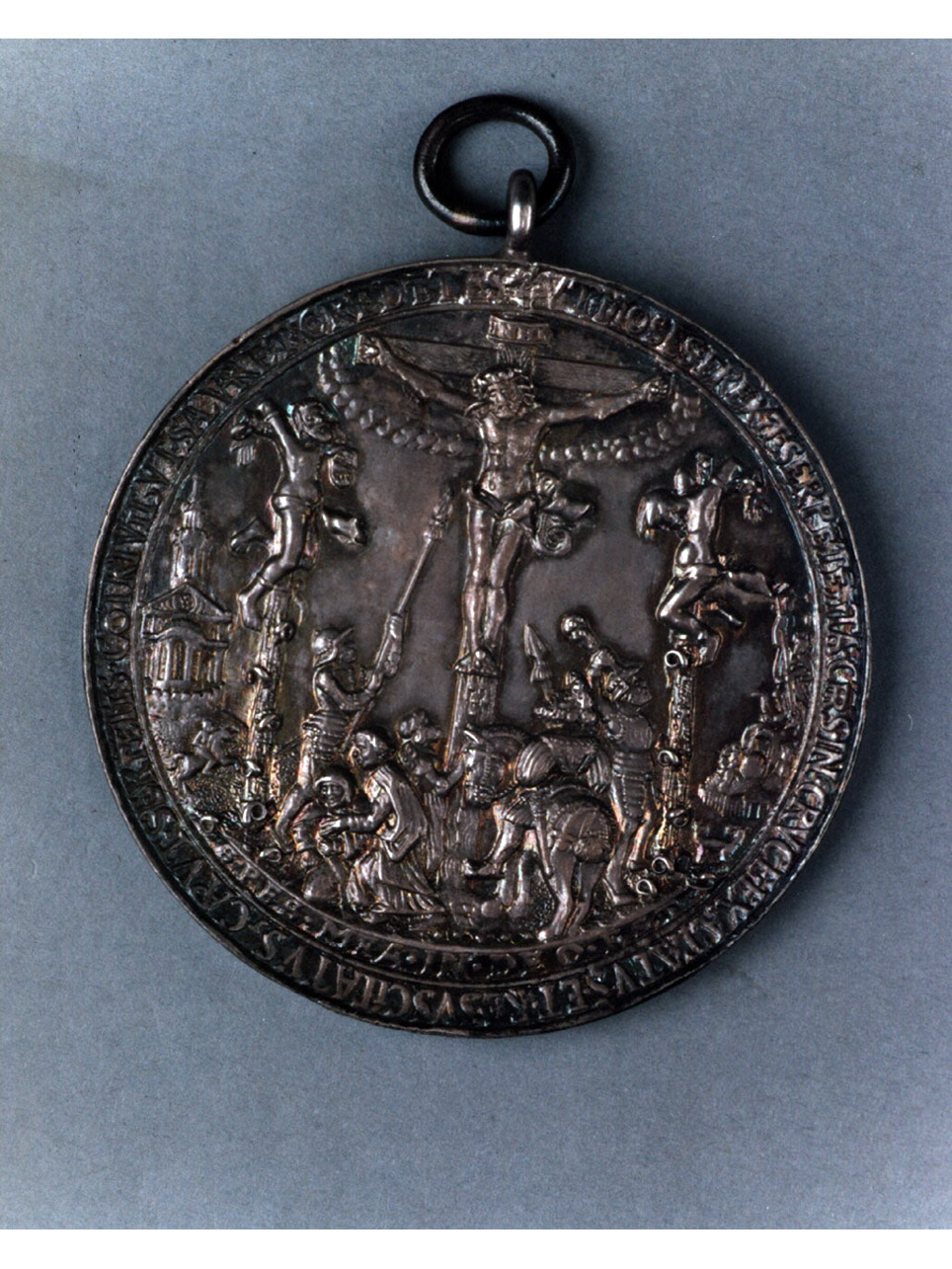 crocifissione/ tentazione e caduta di Adamo e Eva (medaglione) di Reinhart Hans il Vecchio (sec. XVI)