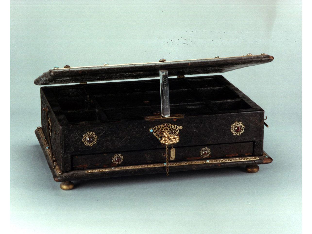 motivi decorativi vegetali stilizzati (cofanetto) - bottega toscana (sec. XVI)