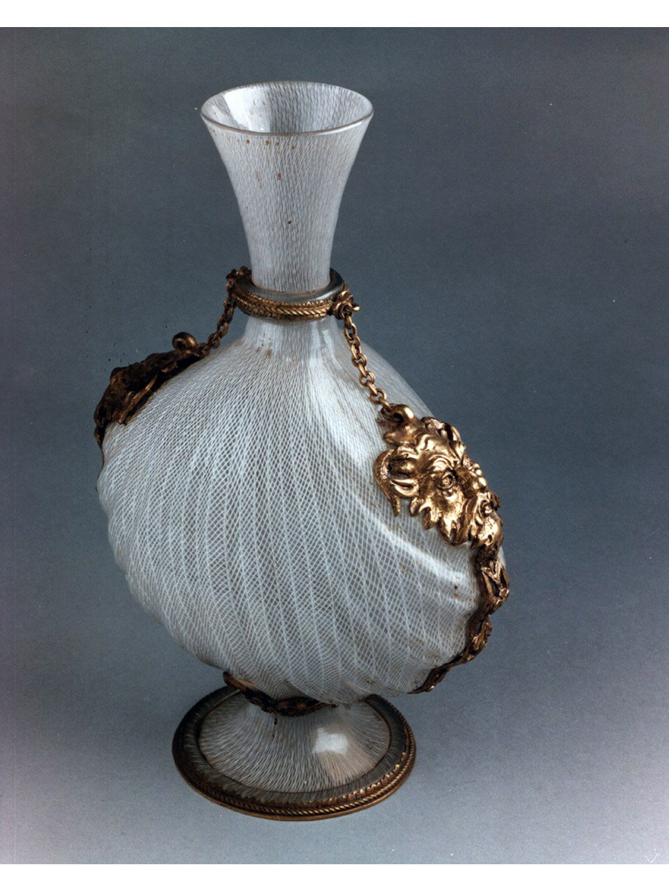 conchiglia (bottiglia) - bottega veneta (ultimo quarto sec. XVI)