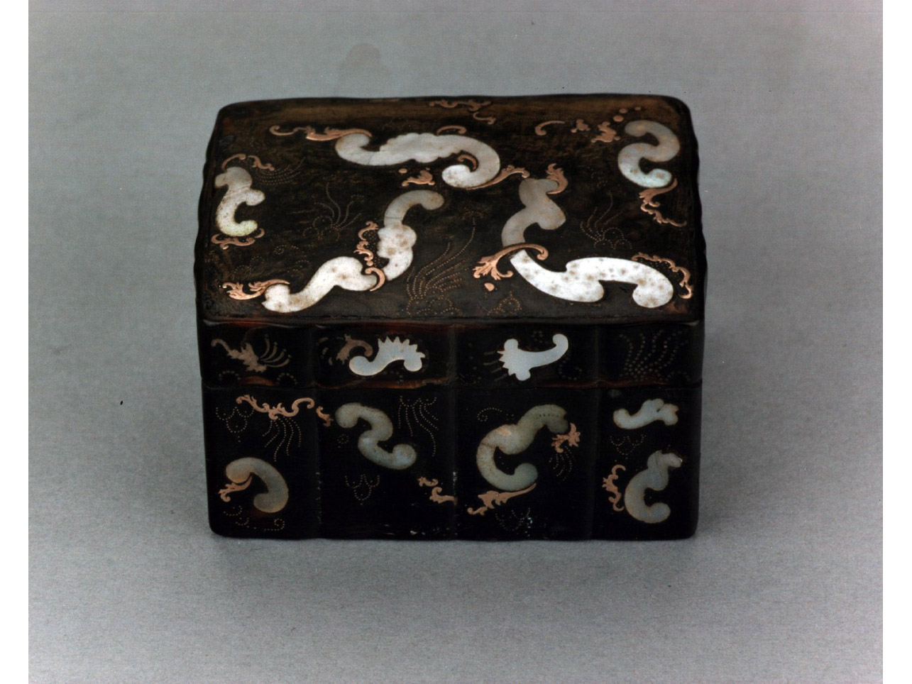 motivi decorativi vegetali stilizzati (tabacchiera) - bottega napoletana (sec. XVIII)