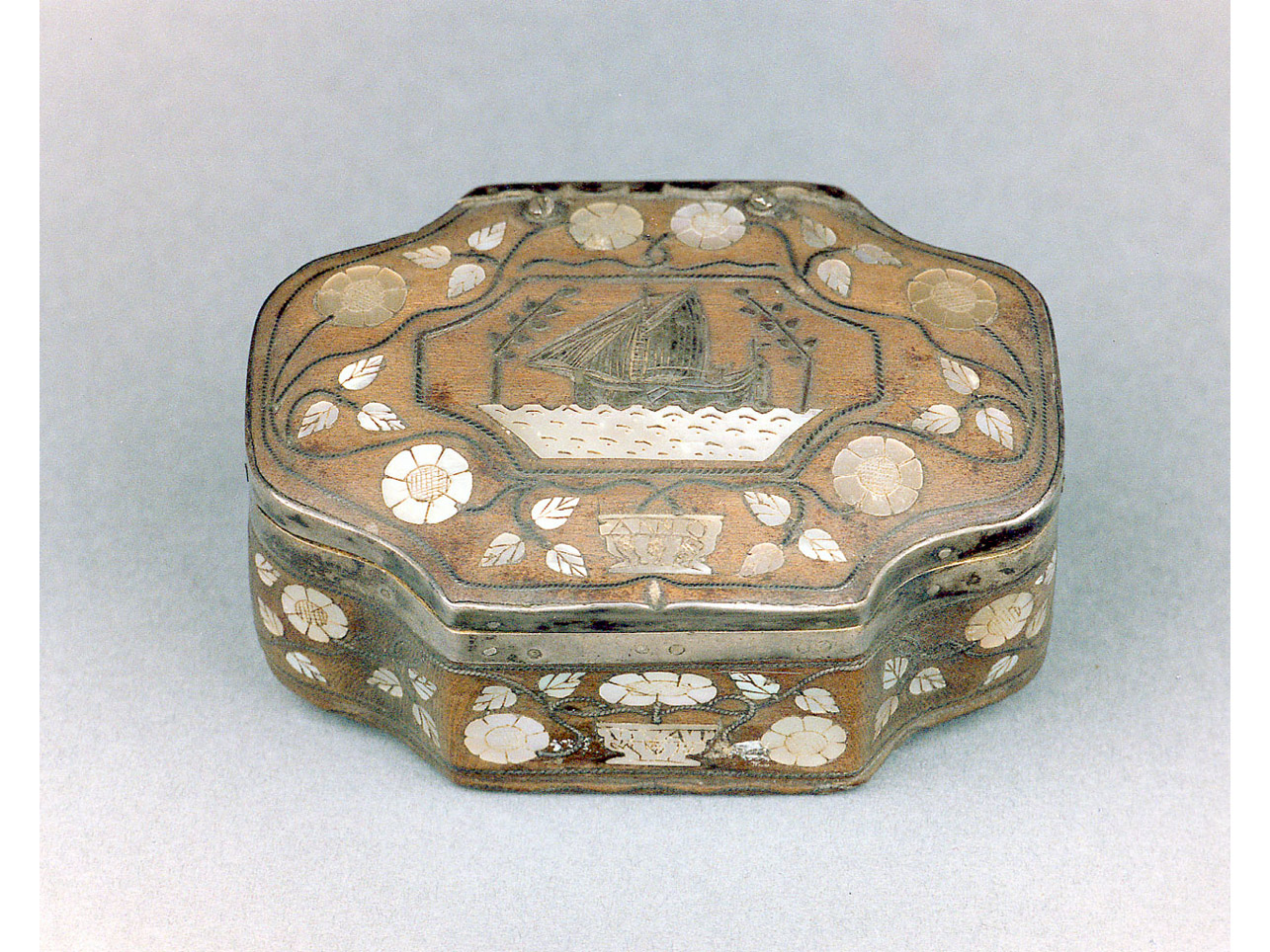 motivi decorativi vegetali e animali (tabacchiera) - bottega tedesca (sec. XVIII)