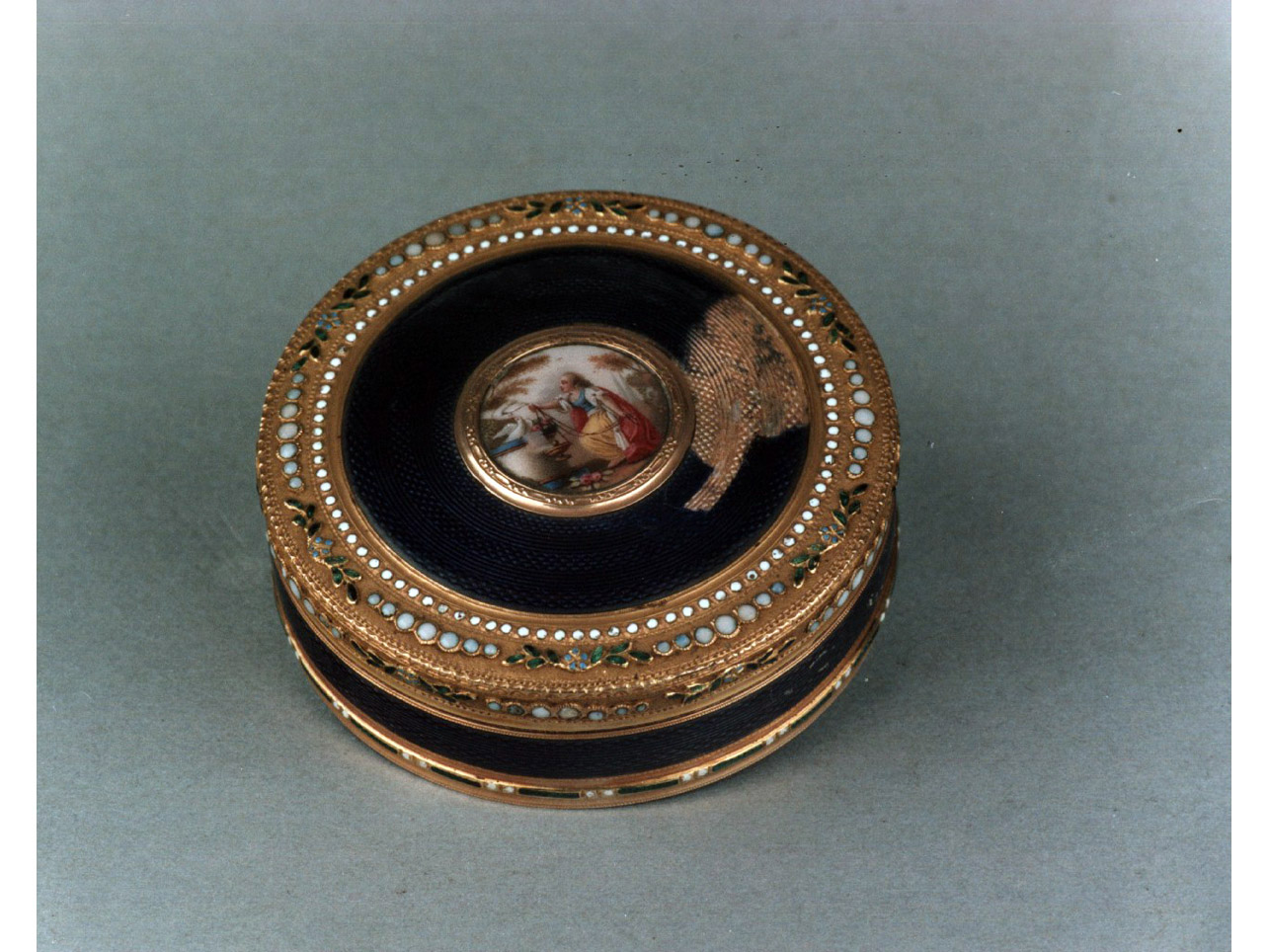 figura allegorica femminile (tabacchiera) - bottega svizzera (secc. XVIII/ XIX)