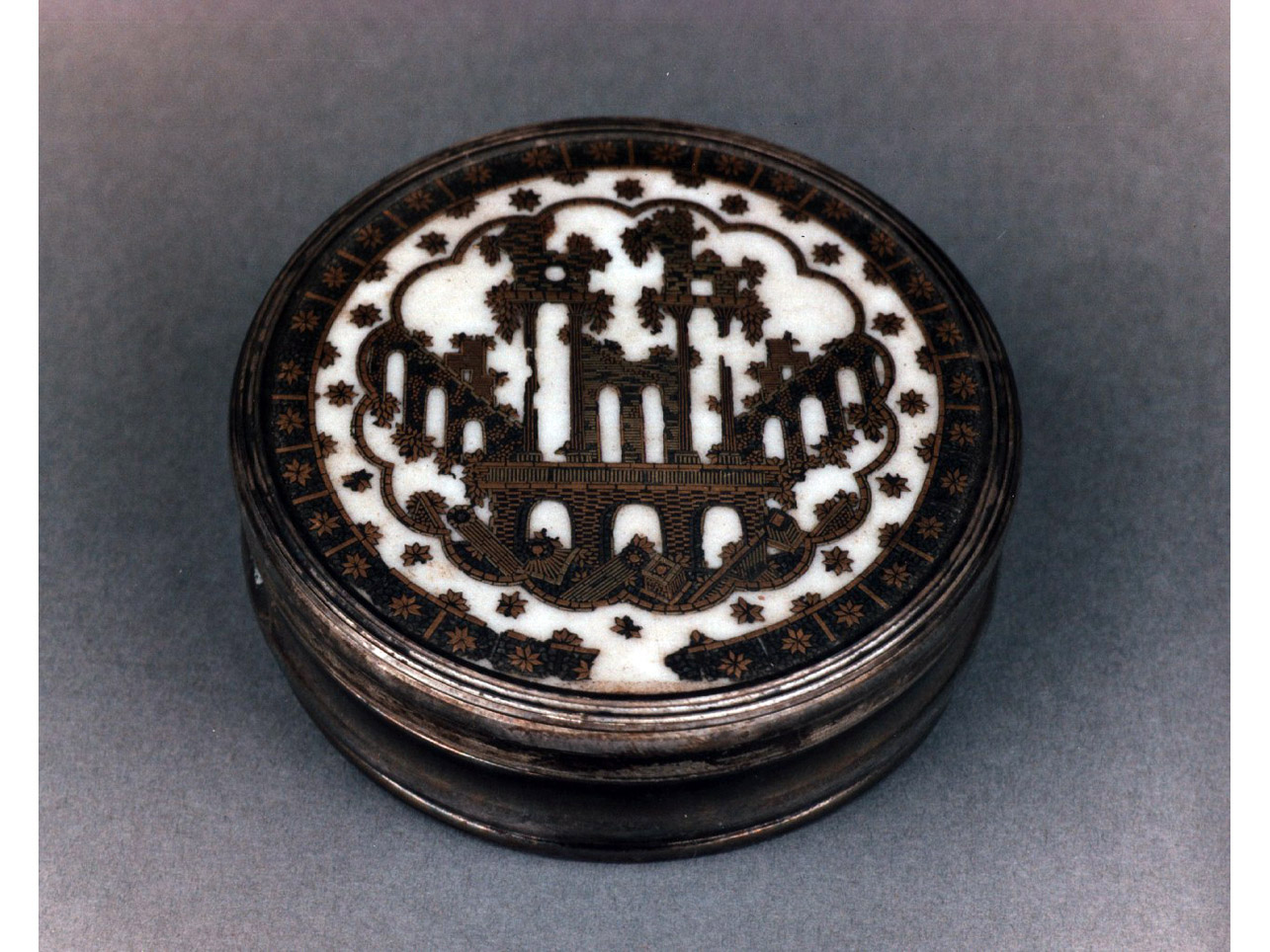 motivi decorativi geometrici e vegetali (scatola) - manifattura di Dresda (sec. XVIII)