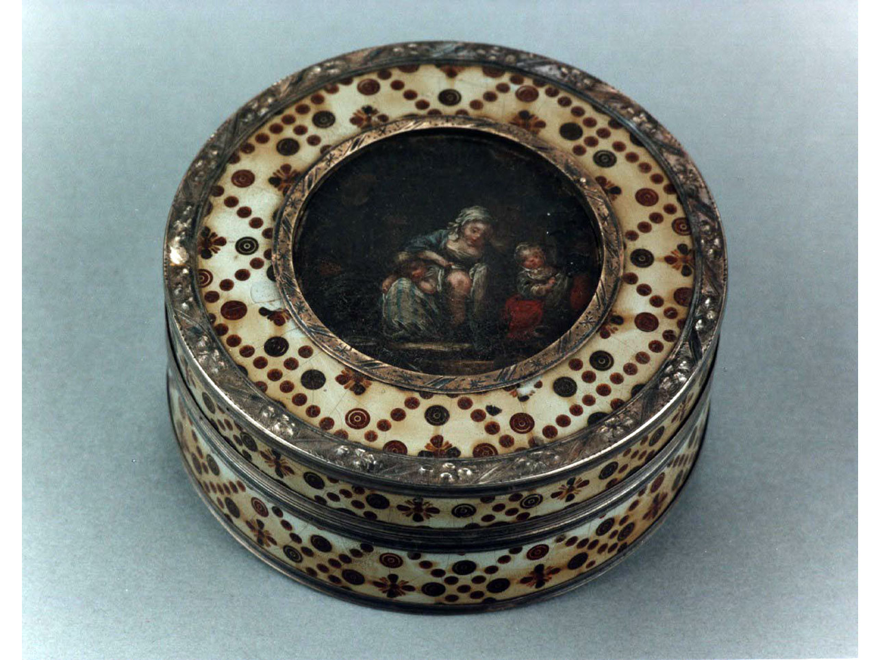 scena familiare (scatola) - bottega francese (ultimo quarto sec. XVIII)