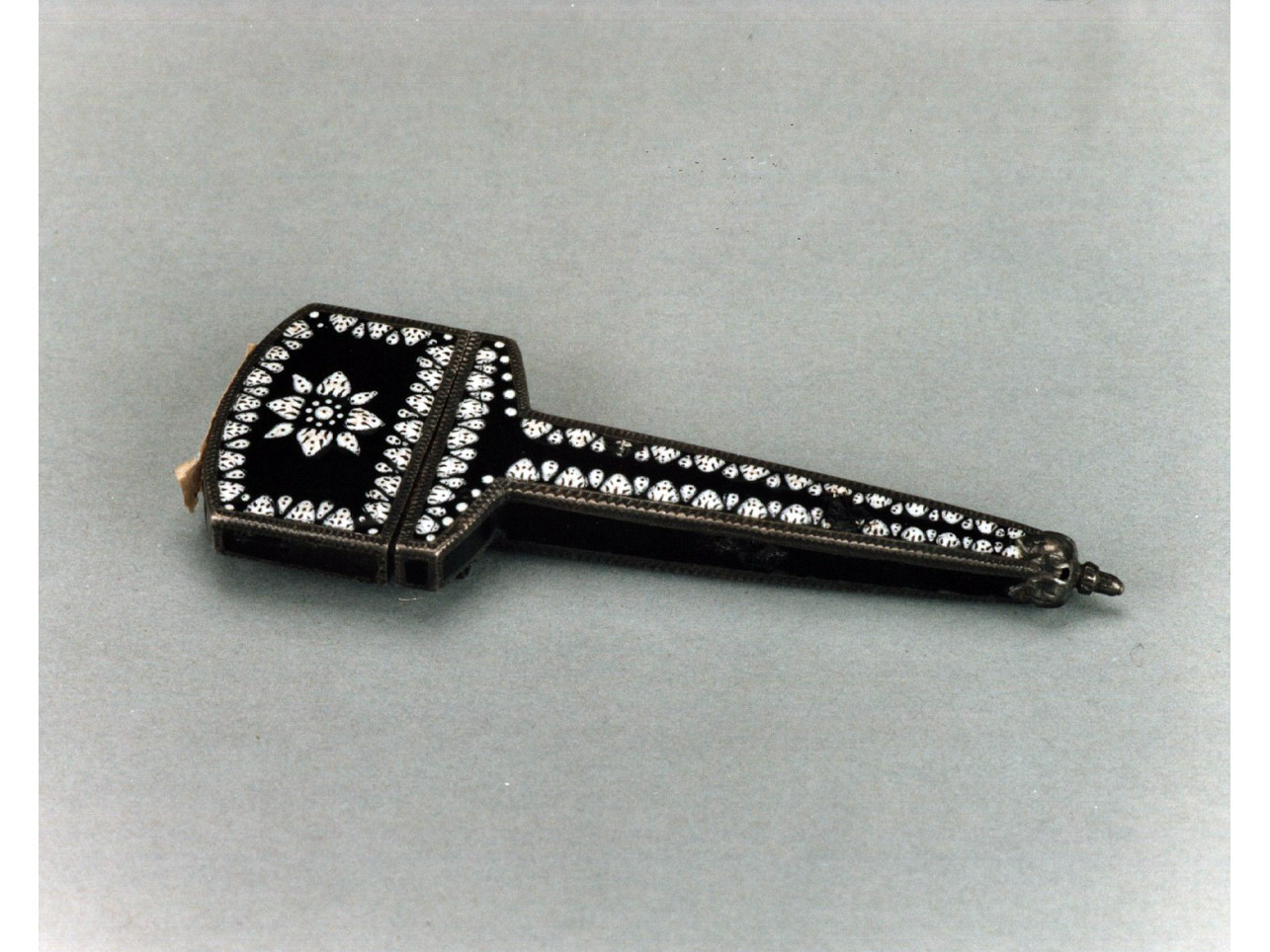 motivi decorativi geometrici (custodia di forbici) - bottega inglese (seconda metà sec. XVIII)