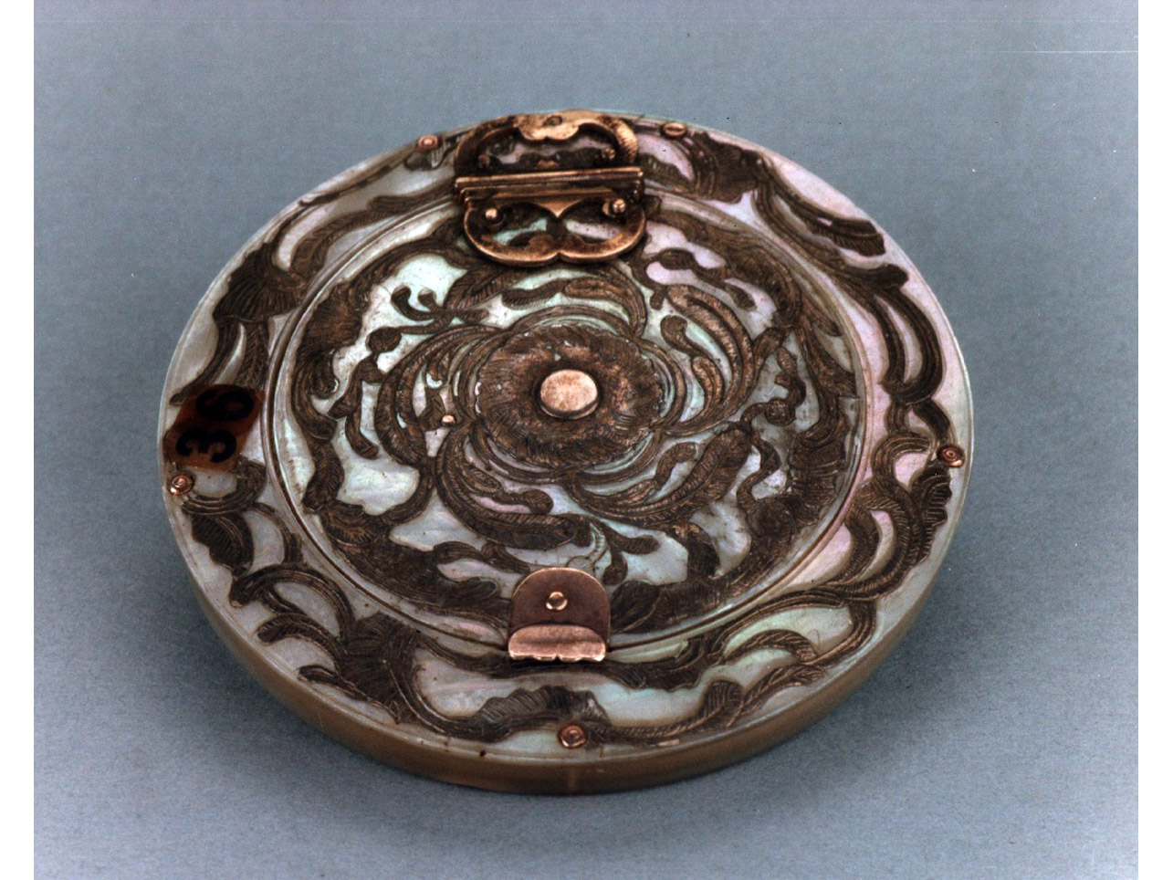 motivi decorativi floreali (portacipria) - bottega parigina (sec. XVIII)