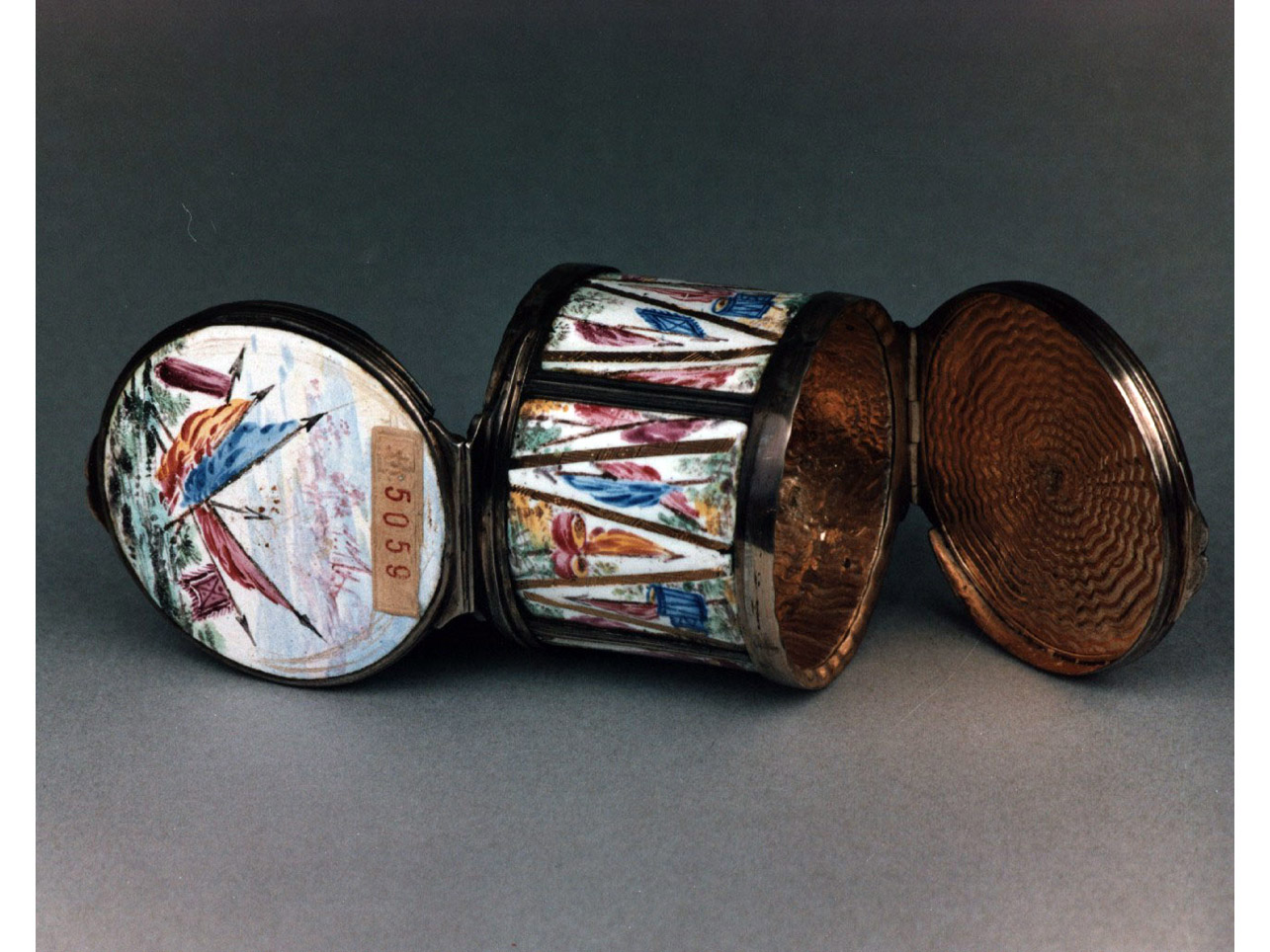 trofeo di guerra (tabacchiera) - bottega francese (sec. XVIII)