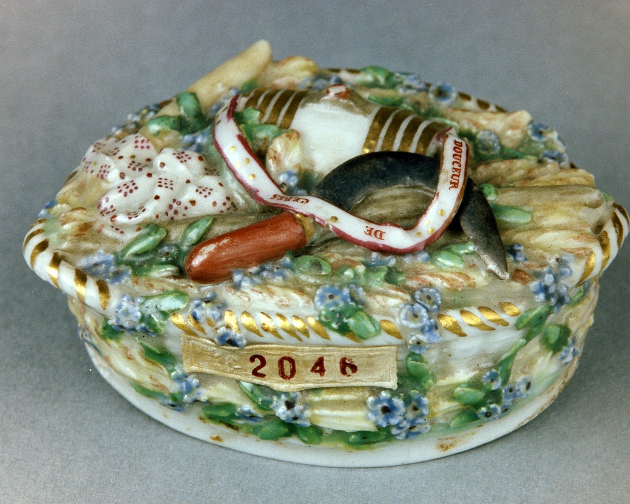 cesta con falce e botte/ fiori (coperchio) - manifattura di Chelsea (sec. XVIII)