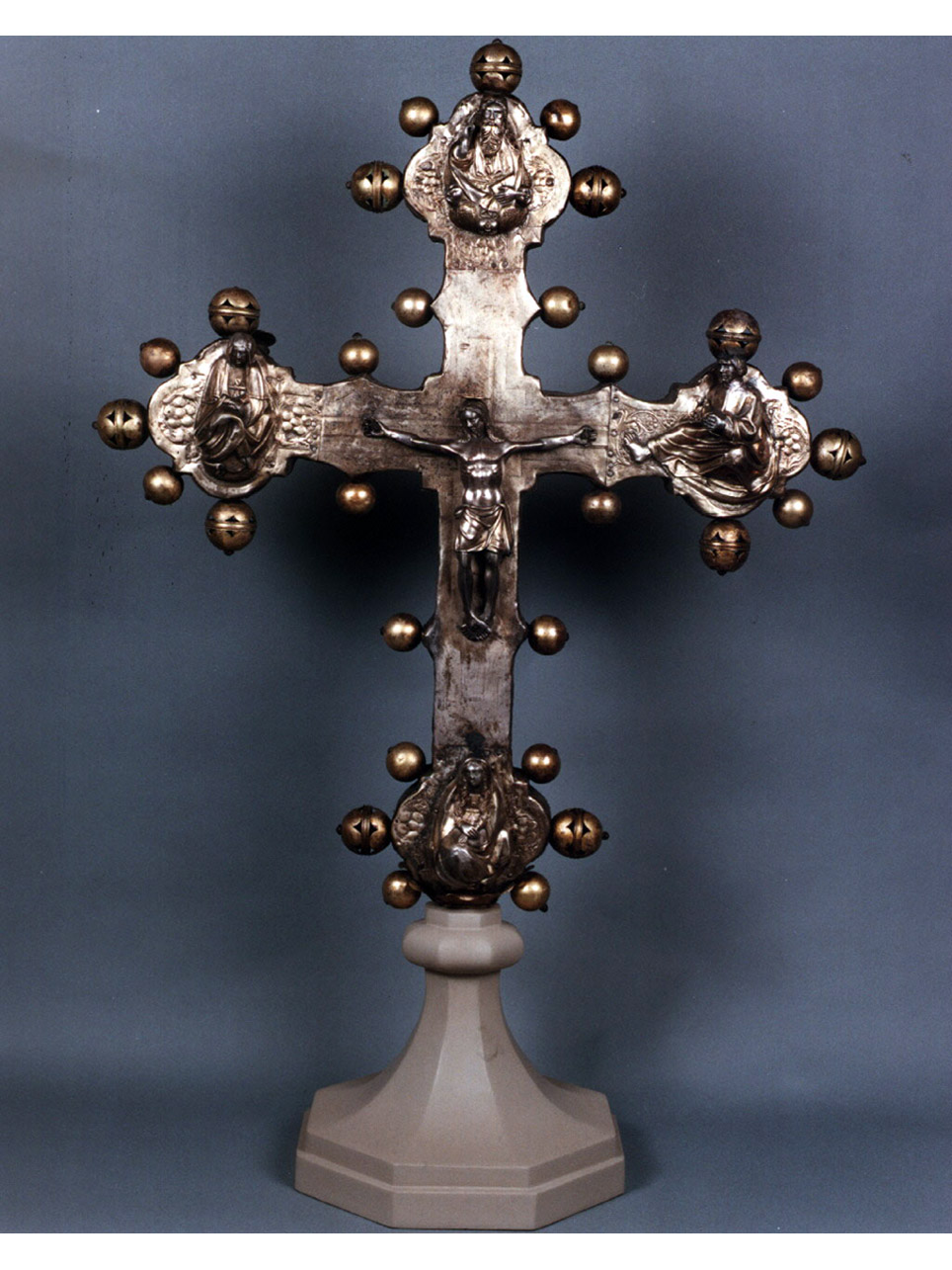 crocifissione di Cristo (croce processionale) di Galluci Nicola da Guardiagrele (metà sec. XV)