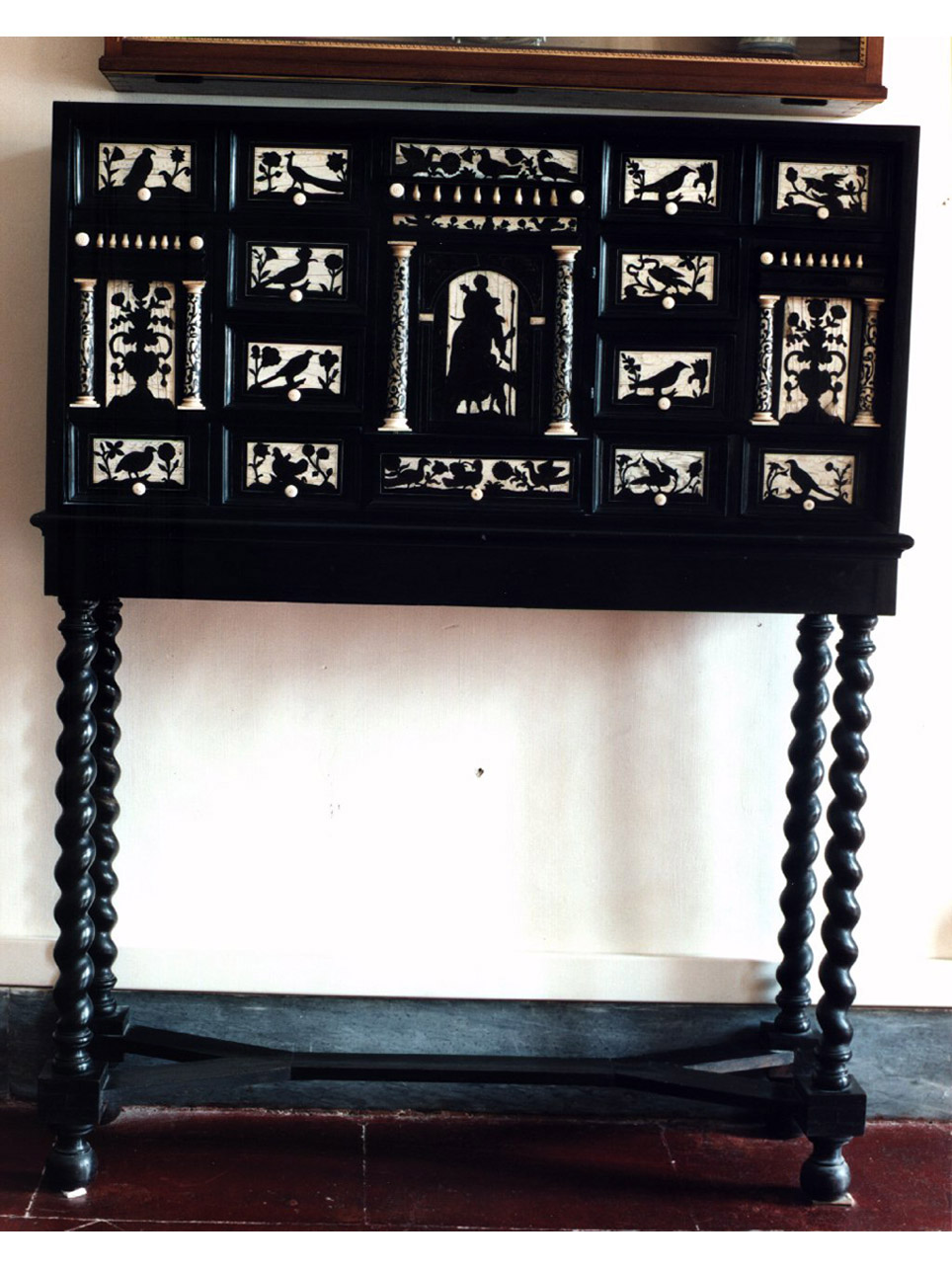 motivi decorativi vegetali (stipo) - bottega napoletana (prima metà sec. XVII)