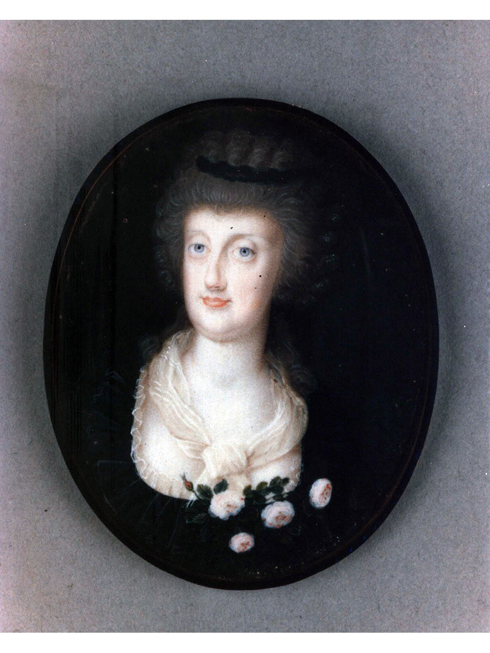 ritratto di donna (medaglione) di Tresca Giuseppe (sec. XVIII)