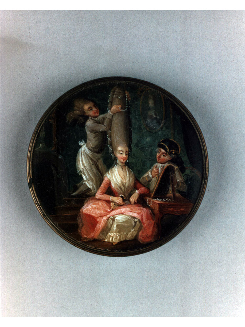 figura femminile seduta (tabacchiera, frammento) - bottega italiana (seconda metà sec. XVIII)