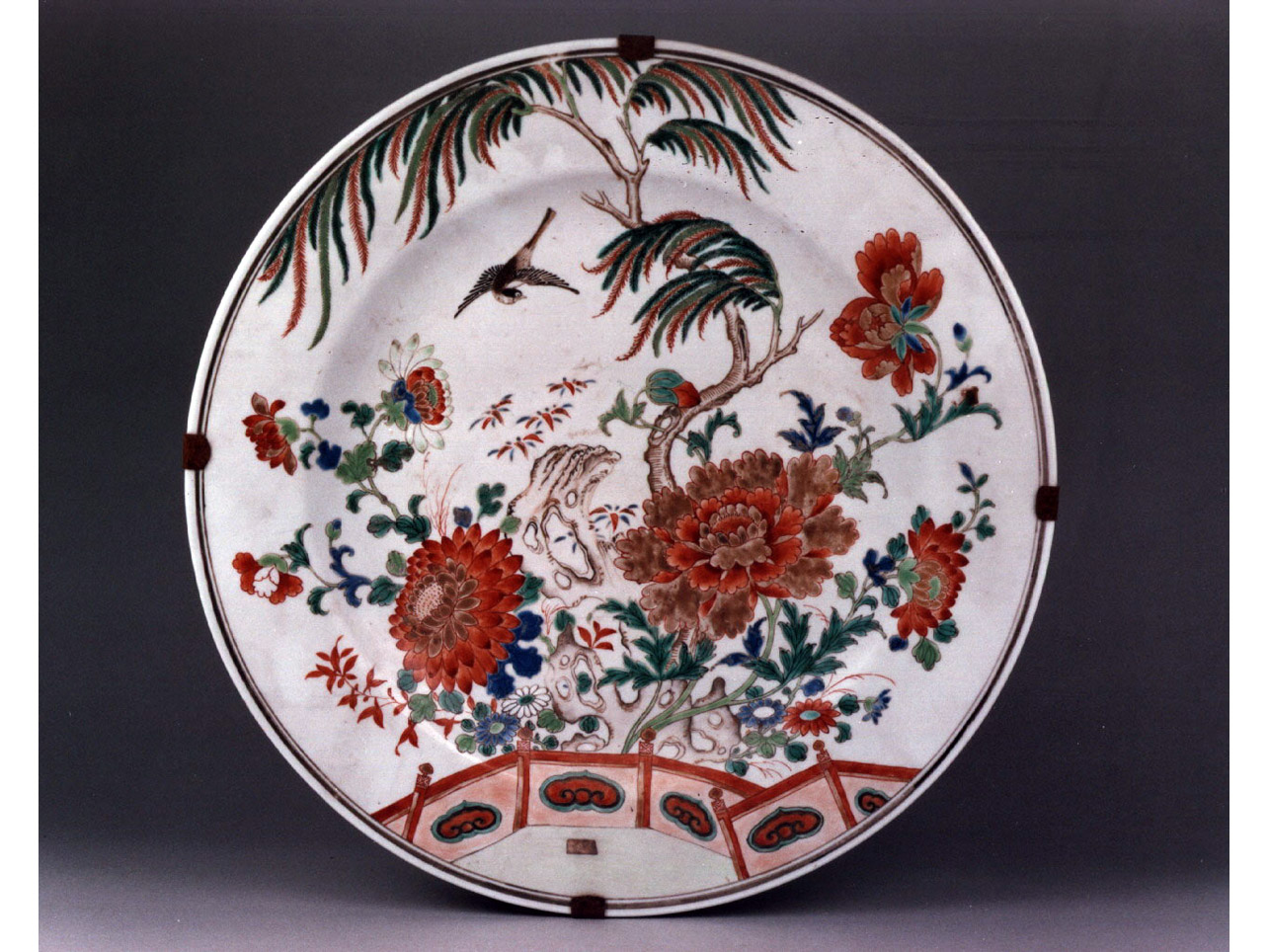 motivi decorativi vegetali e animali (piatto) - manifattura cinese (sec. XVIII)