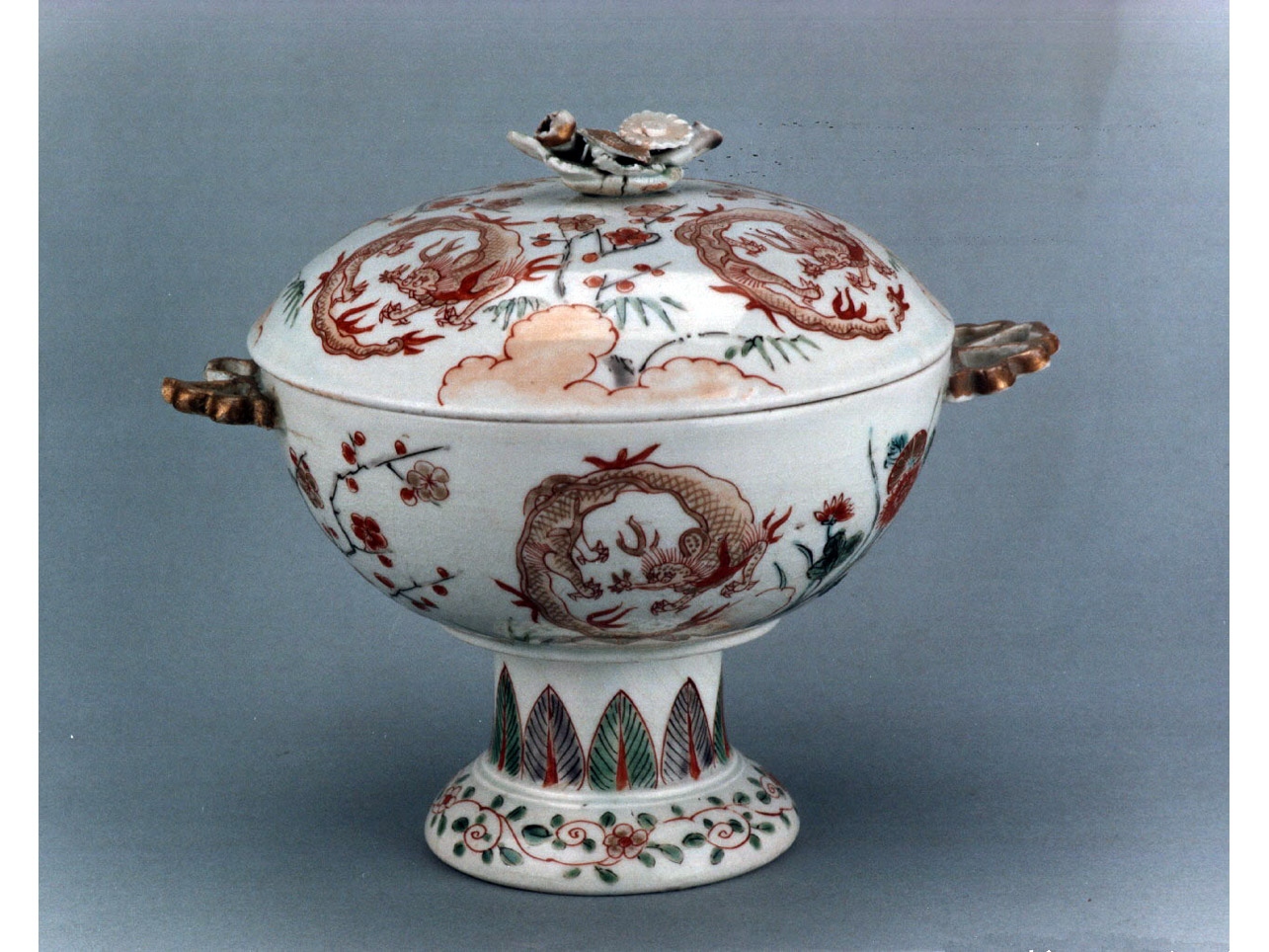 motivi decorativi floreali (zuppiera) - manifattura giapponese (primo quarto sec. XVIII)