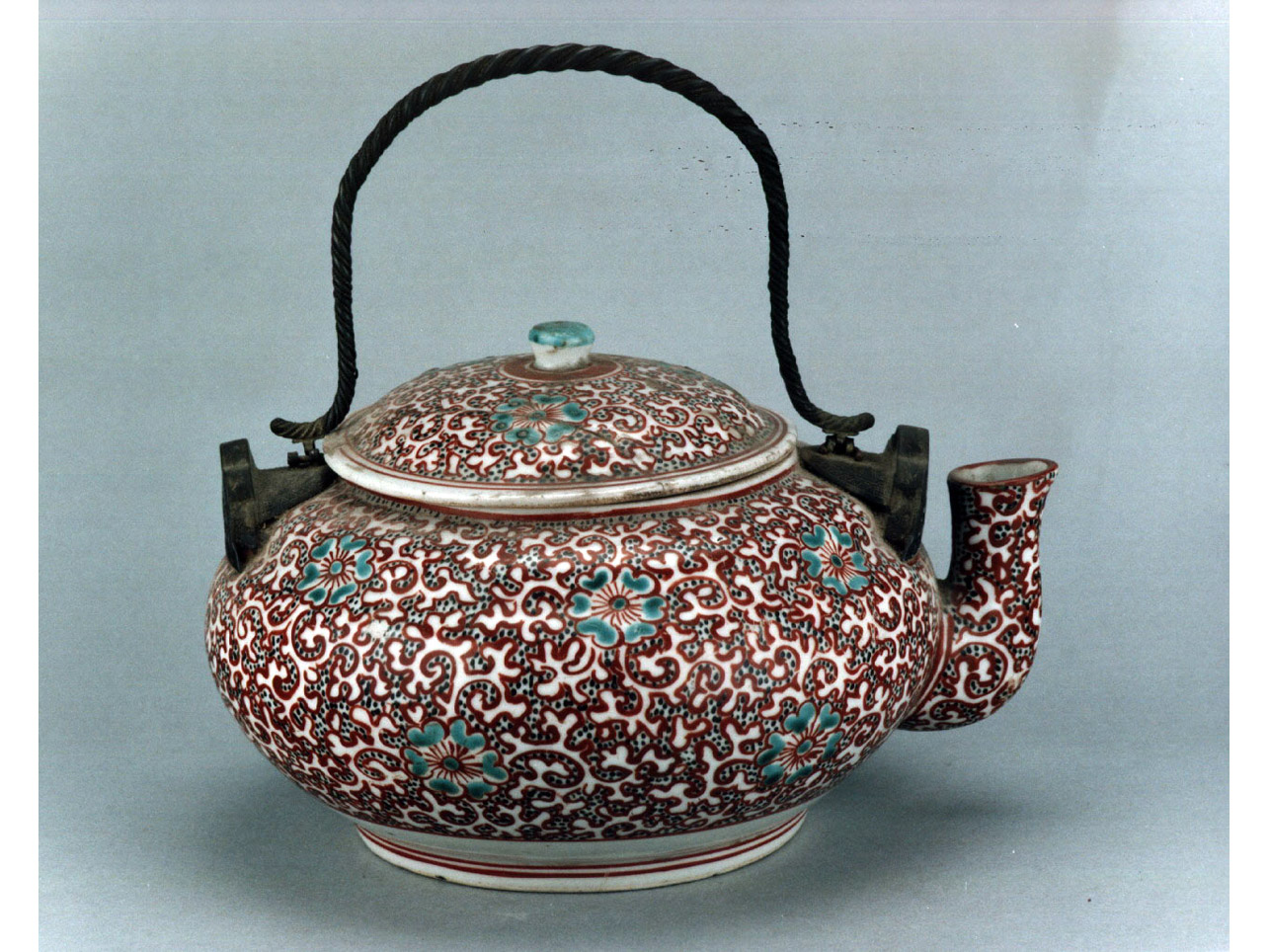 motivi decorativi floreali (bollitore) - manifattura giapponese (sec. XIX)