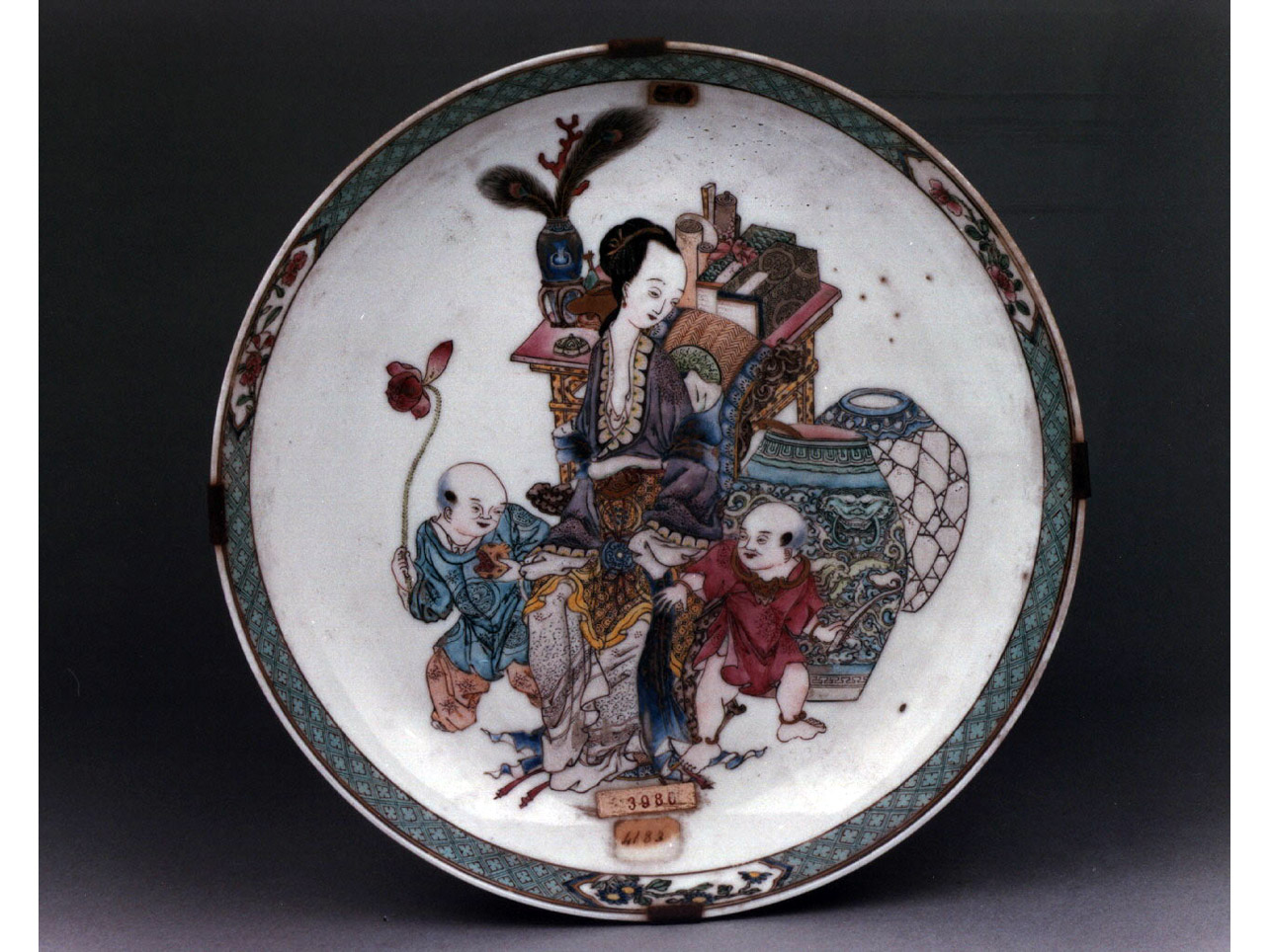 scena familiare (piatto) - manifattura cinese (secondo quarto sec. XVIII)