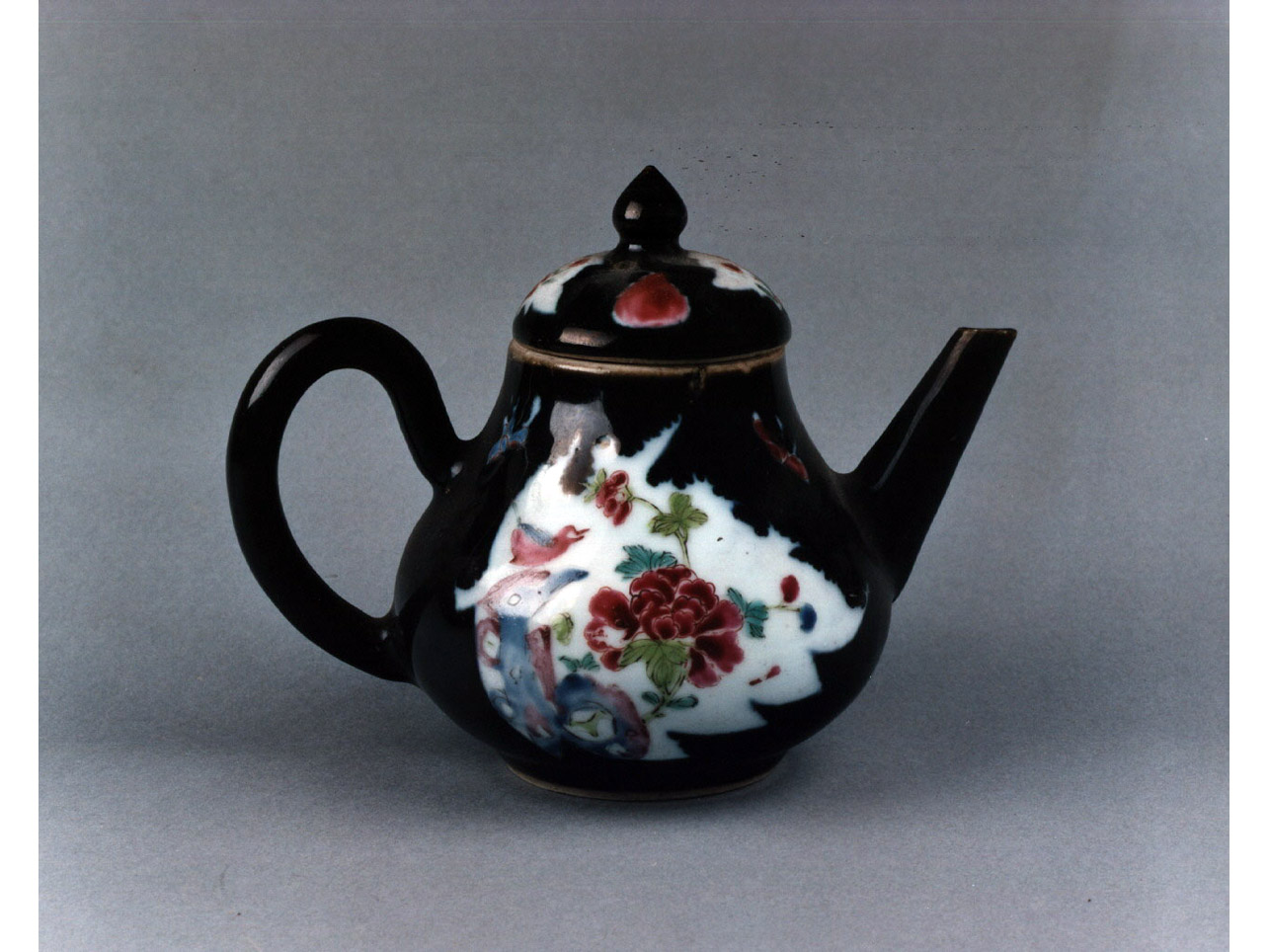 motivi decorativi vegetali e animali (teiera) - manifattura cinese (sec. XVIII)