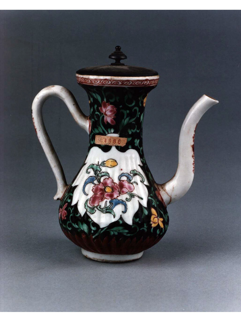 motivi decorativi floreali (brocca) - manifattura cinese (sec. XVIII)