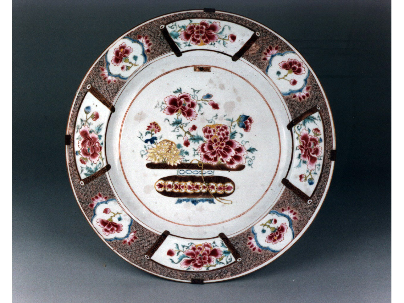 motivi decorativi floreali (piatto) - manifattura cinese (sec. XVIII)