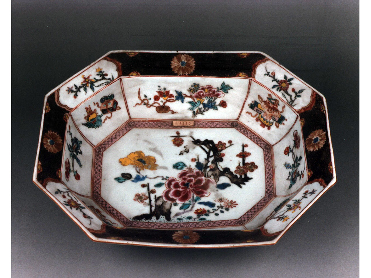 motivi decorativi floreali (bacile) - manifattura cinese (sec. XVIII)