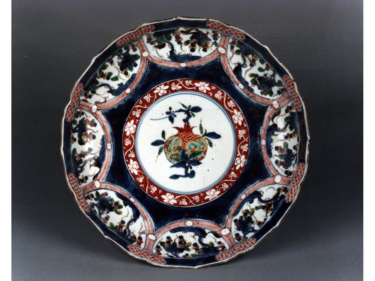 motivi decorativi floreali (piatto) - manifattura di Jingdezhen (sec. XVIII)