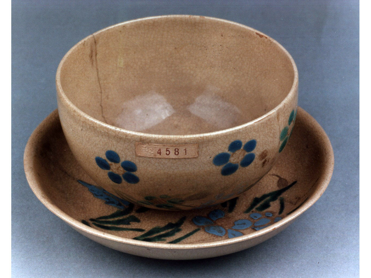 motivi decorativi floreali (tazza) - manifattura giapponese (secc. XVII/ XVIII)