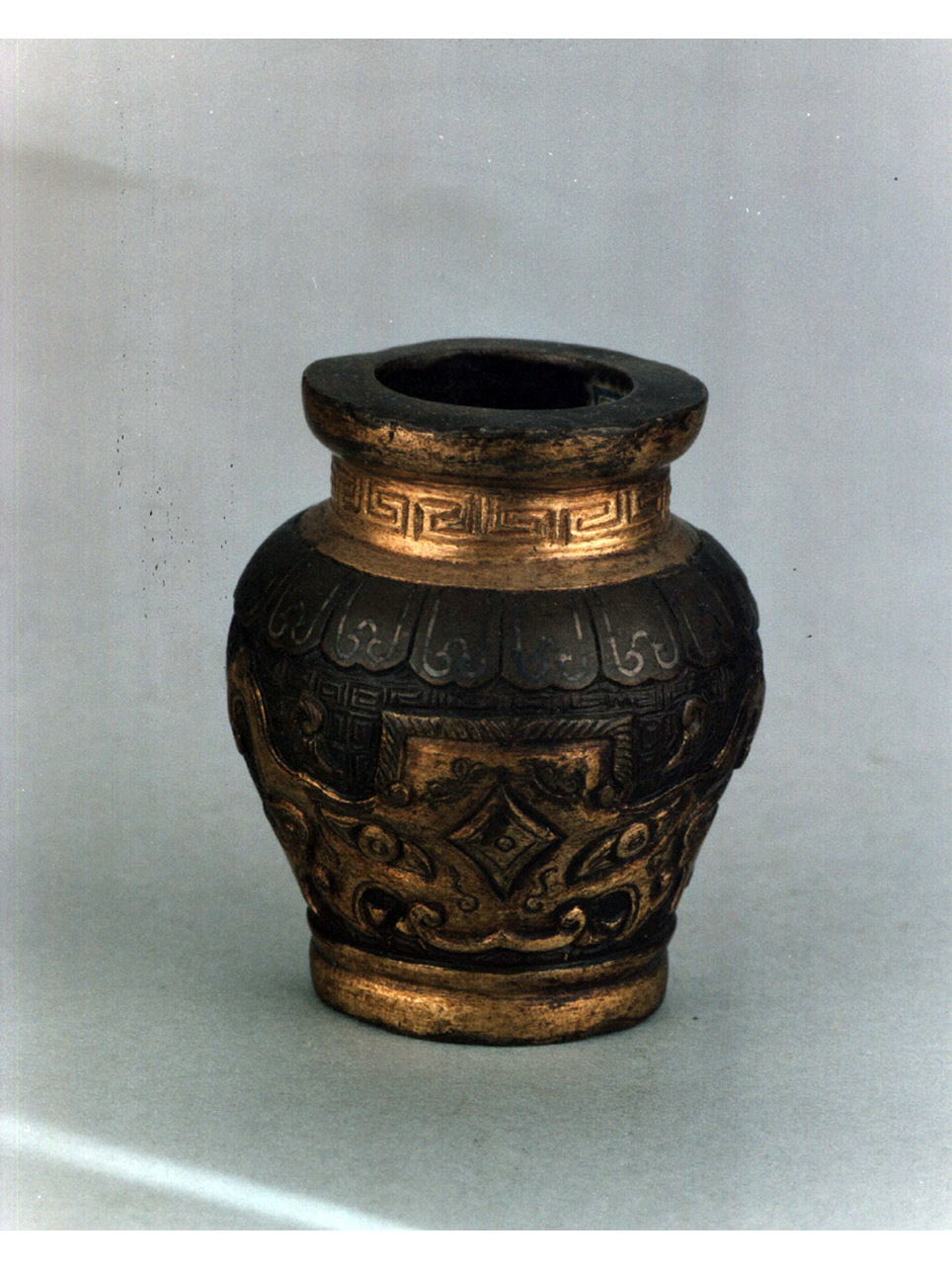 motivi decorativi geometrici (vasetto) - manifattura giapponese (secc. XVI/ XVII)