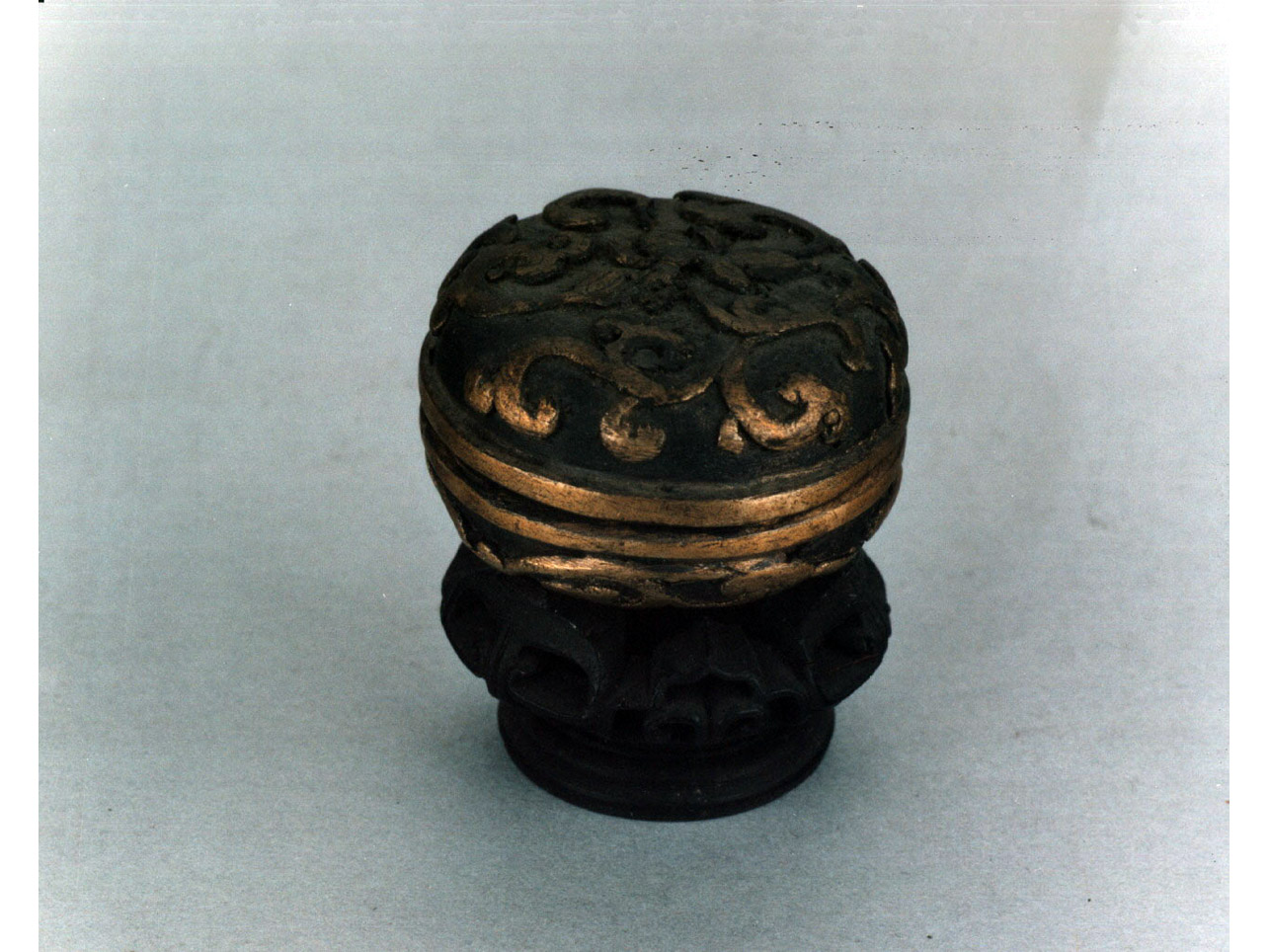 motivi decorativi floreali (scatola per spezie) - manifattura cinese (secc. XVI/ XVII)