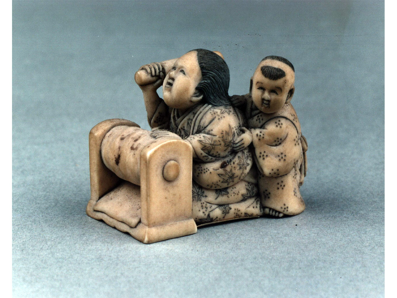 scena familiare (cintura) - manifattura giapponese (secc. XVIII/ XIX)